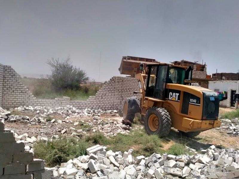 إزالة 8 حالات تعدي بمدينة الطود بالأقصر