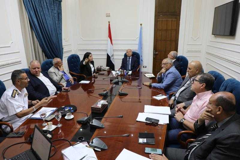 محافظ القاهرة يستعرض عدد من الافكار والمقترحات لتطوير بعض شوارع حي مصر الجديدة