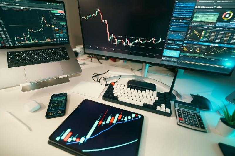 التداول اليومي أم التداول المتأرجح: أيهما يلائمك؟
