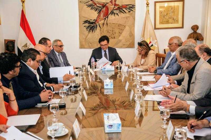وزير الثقافة يجتمع بقيادات الوزارة لاستعراض خطة العمل والمبادرات المنتظر إطلاقها بالتزامن مع احتفالات 30يونيو