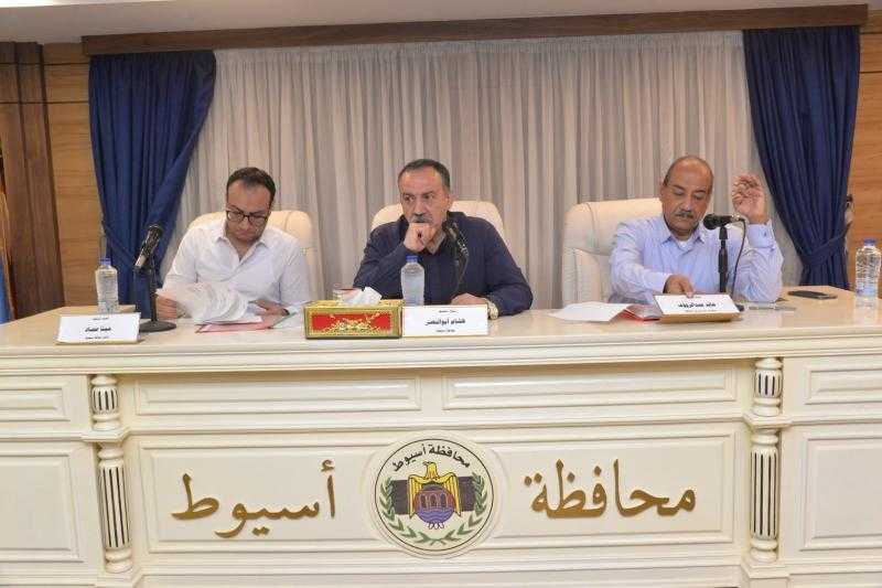 محافظ أسيوط يطلق توجيهات عاجلة لتحسين الخدمات ودعم الاستثمارات ويوجه بتفعيل مبادرات تخفيف الأعباء