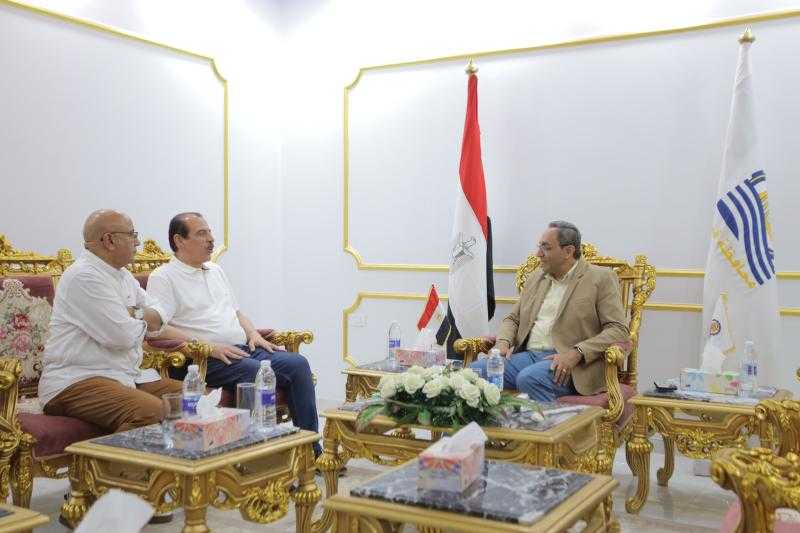 محافظ قنا يستقبل نائب وزير الصحة لبحث تطوير الخدمات الصحية بالمحافظة