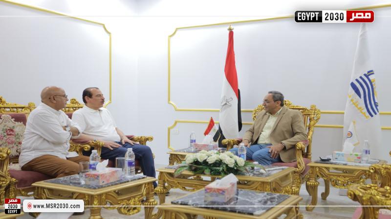 محافظ قنا