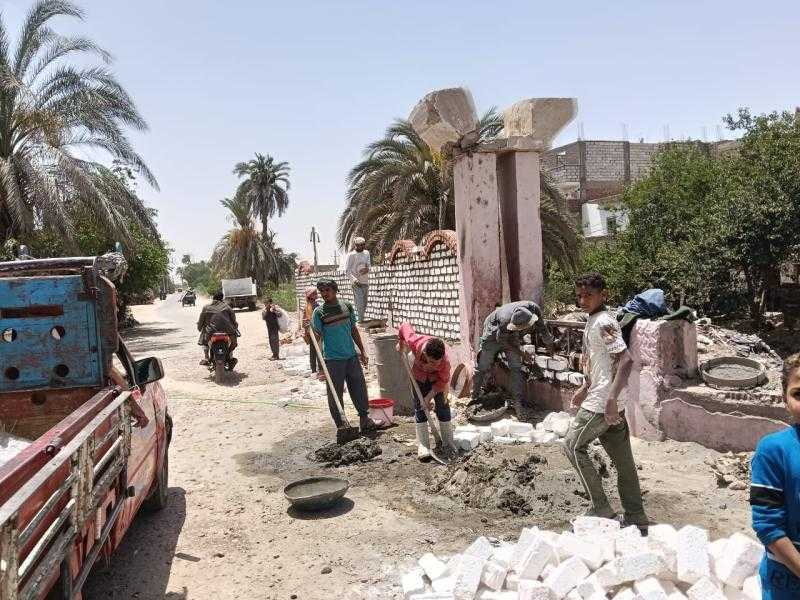 رئيس مركز القوصية بأسيوط يتابع أعمال رفع الكفاءة بمدخل قرية مير