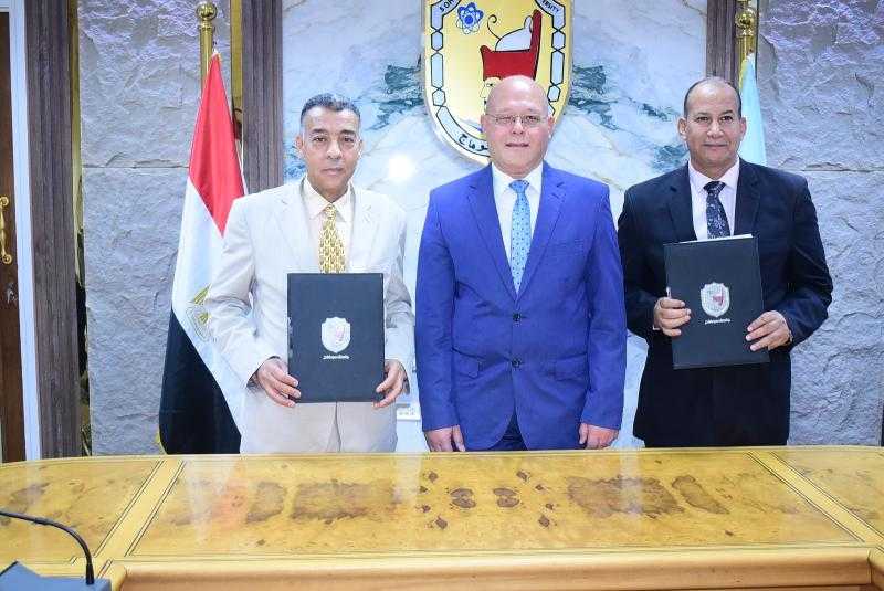 رئيس جامعة سوهاج يشهد توقيع بروتوكول تعاون بين كلية الحاسبات والذكاء الاصطناعي والمعهد العالي لنظم التجارة الإلكترونية