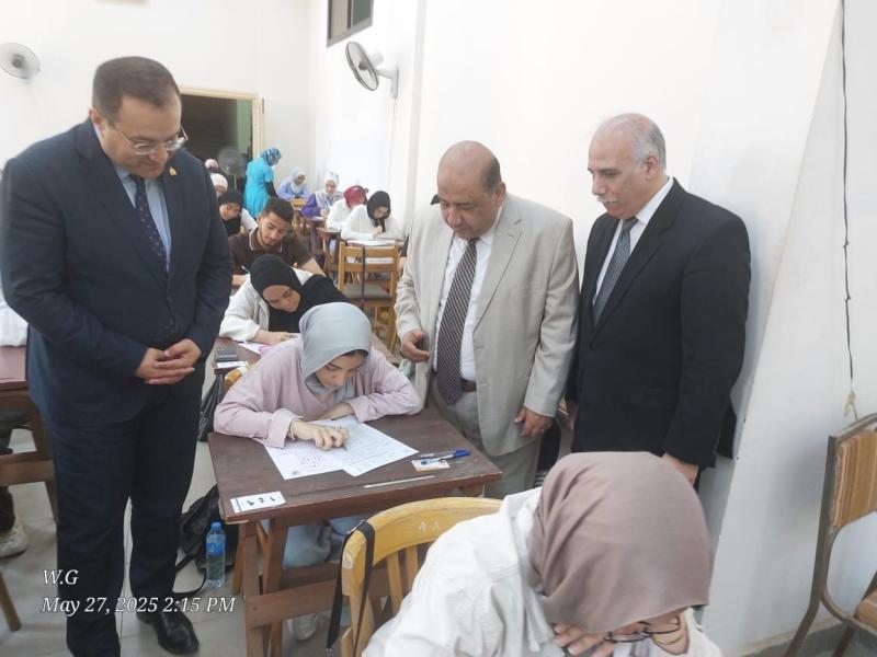 نائب رئيس جامعة القاهرة يتفقد لجان الامتحانات بكليات الهندسة والزراعة والتخطيط الإقليمي والعمراني