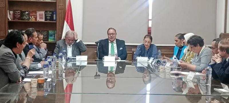 مناهج الإعلام الأكاديمية وصناعة إعلاميي  المستقبل مائدة مستديرة بالأعلى للثقافة