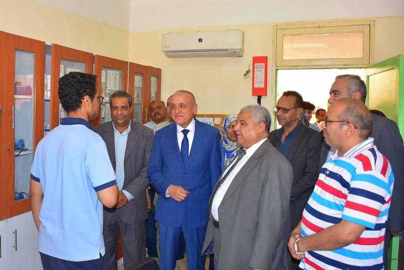 محافظ الأقصر يتفقد مدرسة المتفوقين بطيبة ويستمع لمطالب الطلاب