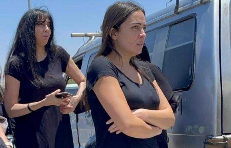 وئام مجدي تنهار بالبكاء خلال تشييع جثمان جدتها نوال