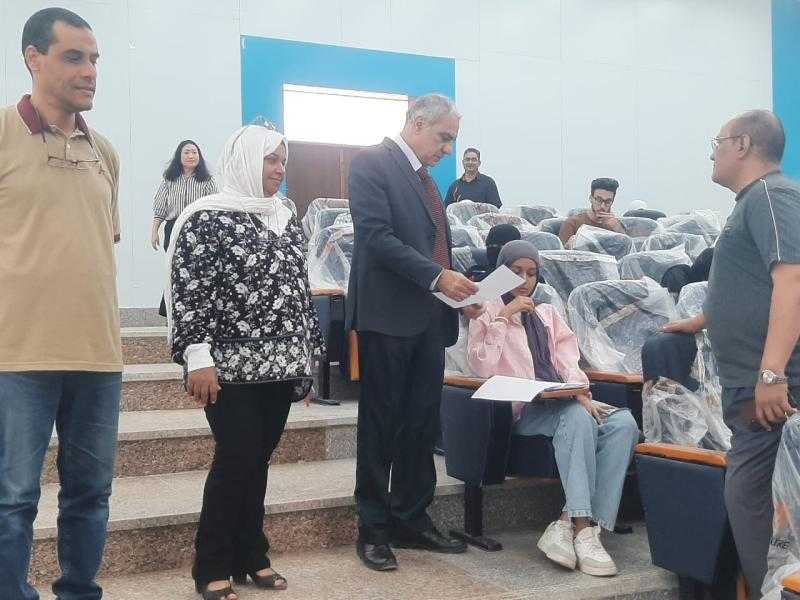 رئيس جامعة أسوان يتفقد امتحانات كلية الألسن وسط التزام كامل وانضباط مثالي