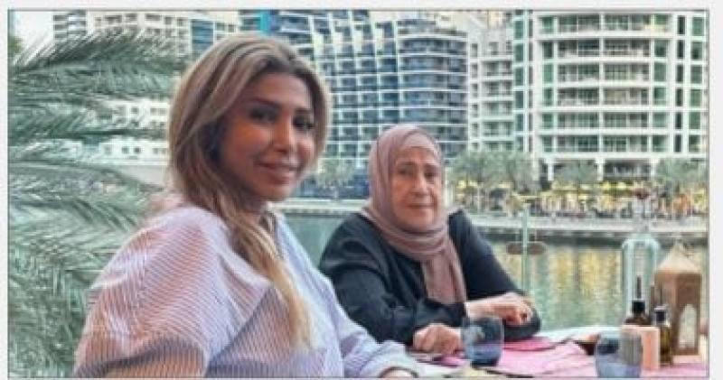 أروى ووالدتها 
