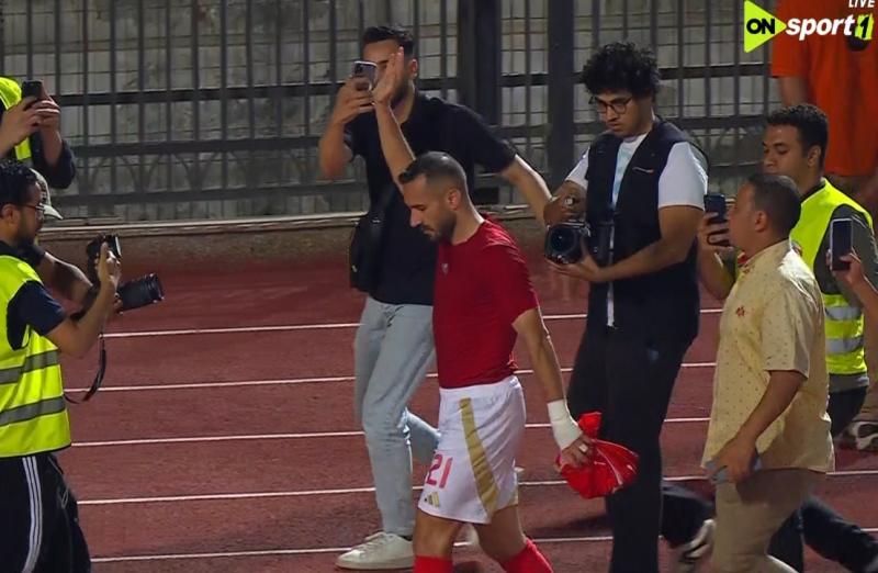دموع معلول وأكرم تتصدر مشهد التتويج.. الأهلي يُتوج بالدوري للمرة الـ45 بعد سداسية تاريخية أمام فاركو