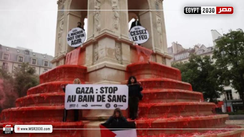 نشطاء فرنسيون يصبغون نافورة باريس باللون الأحمر