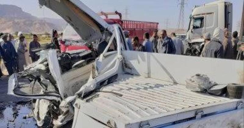 تصادم سيارتي تريلا على طريق الواحات.. والمرور يجري تحويلة مرورية