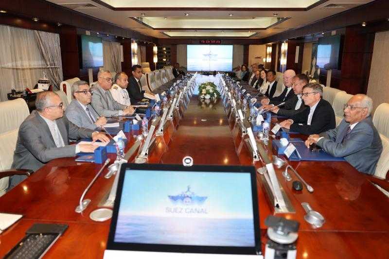 قناة السويس تعقد اجتماعا موسعا مع الاتحاد الدولي للتأمين البحري لبحث التطورات الإيجابية بالملاحة بالمنطقة