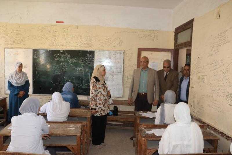 محافظ القليوبية يتفقد لجان الدبلومات الفنية بمدينة بنها للاطمئنان علي الطلاب وسير الامتحانات