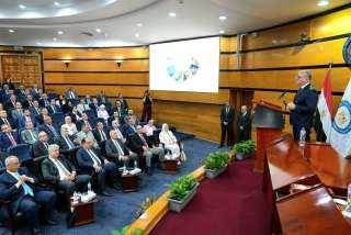 وزير البترول والثروة المعدنية يعقد اجتماعا مع رؤساء شركات القطاع وكوادرها التنفيذية