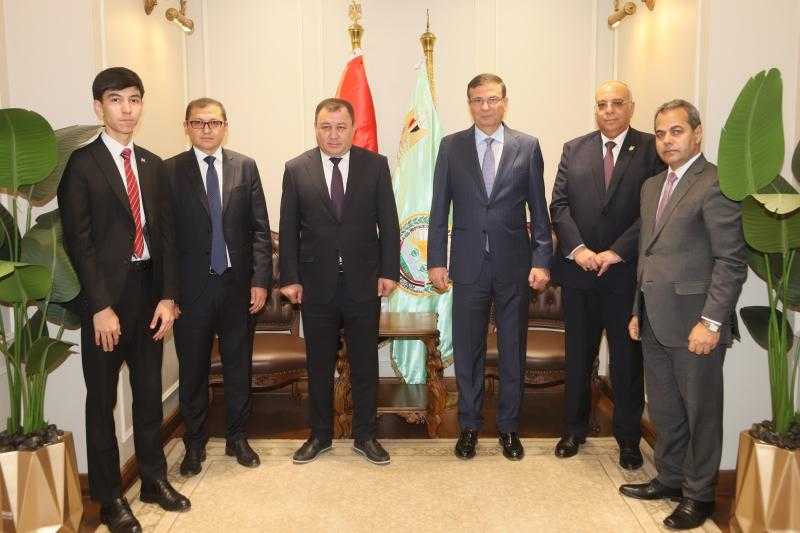 وزير الزراعة يستقبل وفداً من مجلس الوزراء بجمهورية أوزبكستان