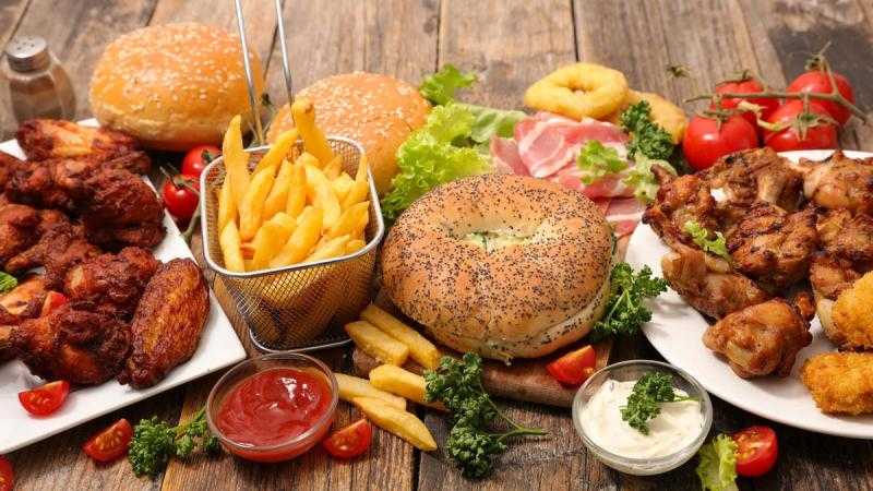 أطعمة تسبب تلف الدماغ.. تفاصيل