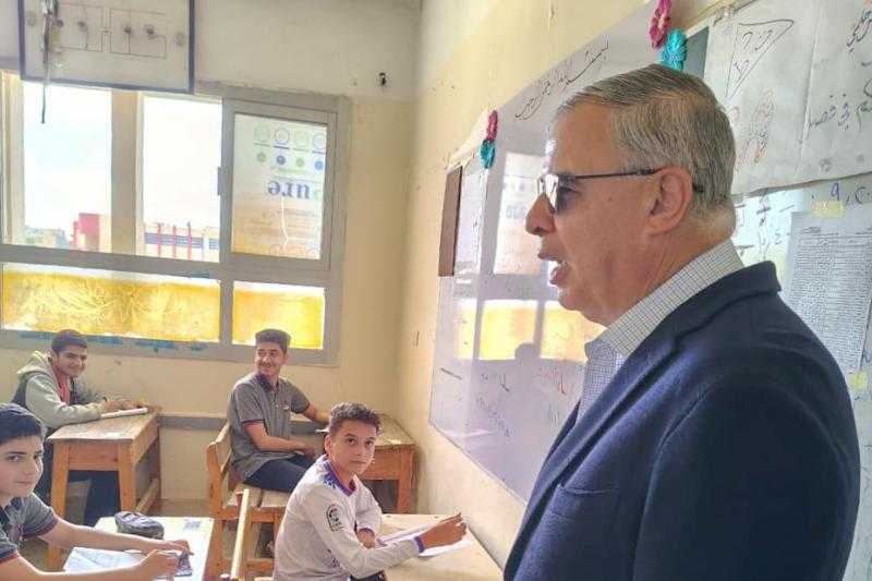 محافظ الإسكندرية يتفقد لجان امتحانات الشهادة الإعدادية ويوجه بتوفير بيئة آمنة ومهيأة للطلاب