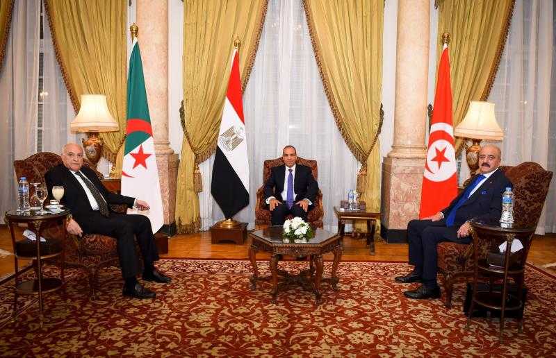 وزير الخارجية يستضيف اجتماعًا للآلية الثلاثية لدول الجوار حول ليبيا مع نظيريه الجزائري والتونسي