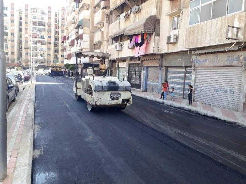 استمرار أعمال رصف ورفع كفاءة شارع عمر مكرم بنطاق مدينة بورفؤاد ببورسعيد