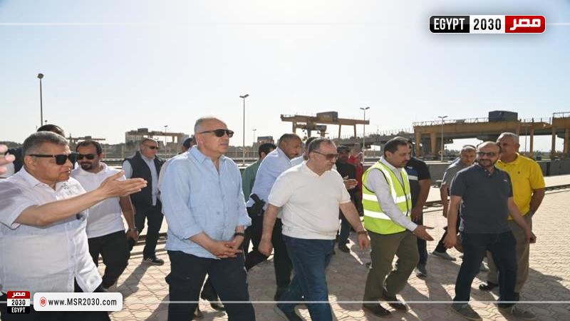 وزير الري في جولة تفقدية بقناطر أسيوط الجديدة