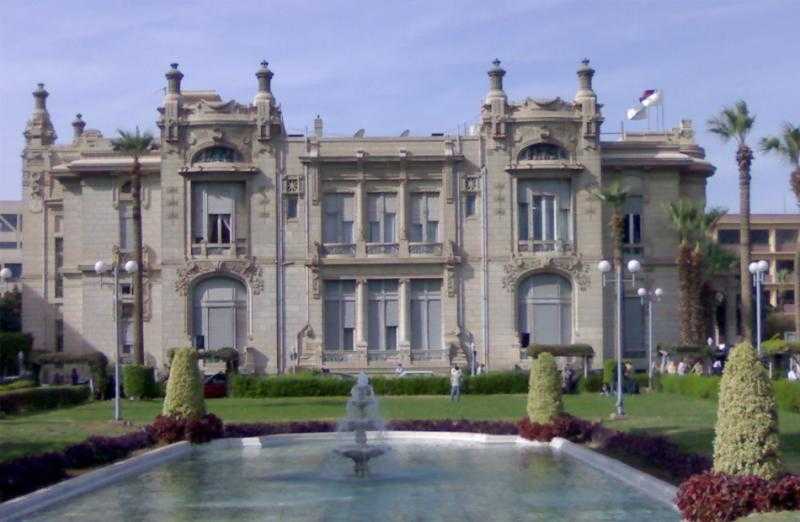 أول تعليق من جامعة عين شمس بشأن سقوط طالبة بكلية البنات على السلم