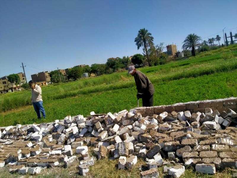 إزالة حالة بناء مخالف في المهد بمنطقة نجع الخطباء شرق مدينة الأقصر