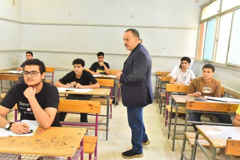 محافظ أسيوط يتفقد مدرستي ناصر الإعدادية والثانوية ويتابع سير امتحانات الشهادة الإعدادية