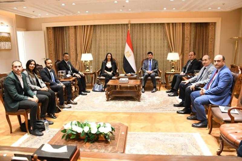 وزير الشباب والرياضة يبحث مع مسؤولي شركة ”أديداس” سبل التعاون المشترك