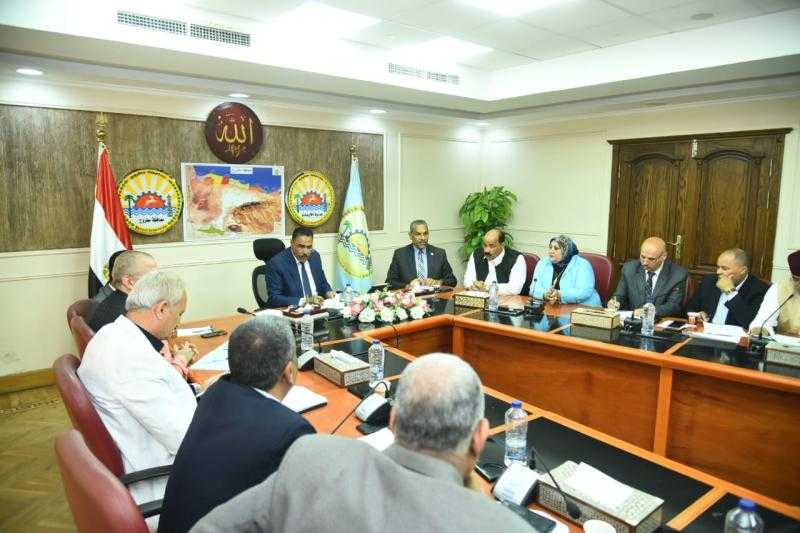 محافظ مطروح يلتقى مع عدد من أهالى السلوم
