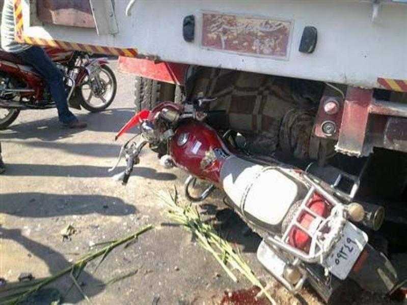 مصرع شخصين في حادث تصادم بين سيارة ودراجة بخارية شمال أسوان