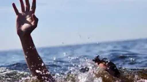 انتشال جثمان طالب غرق في نهر النيل بقنا..... انتشال جثمان طالب غرق في نهر النيل بقنا.. والبحث مستمر عن ضحية ثالثة