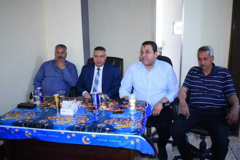 جامعة سوهاج تكرم ”عم مصطفي” لبلوغه السن القانونيه