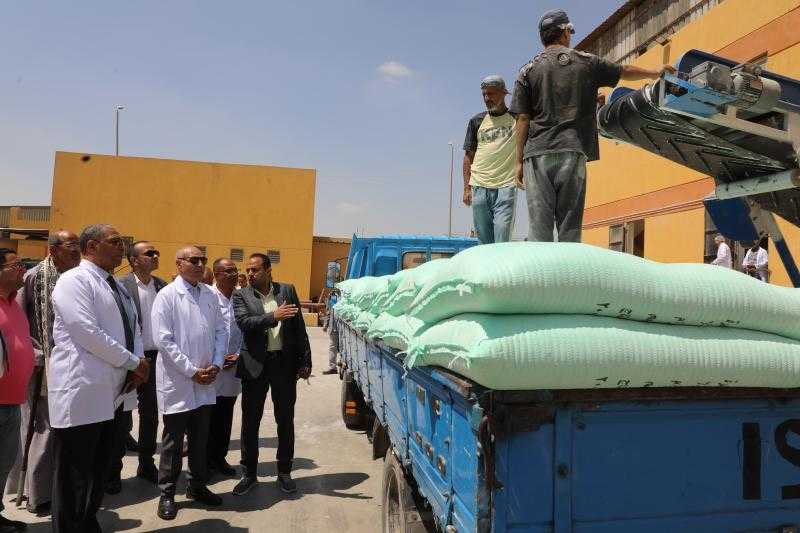 محافظ القاهرة يتفقد أحد مطاحن الدقيق بمدينة 15 مايو