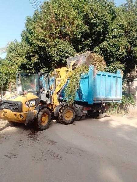 محافظ أسيوط: استمرار رفع نواتج تطهير الترع والمصارف بقرية النواورة لتيسير حركة المواطنين