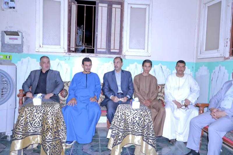 محافظ سوهاج يؤدي واجب العزاء لأسرة المحاسب عامر عوض بمسقط رأسه بقرية فزارة بالمراغة
