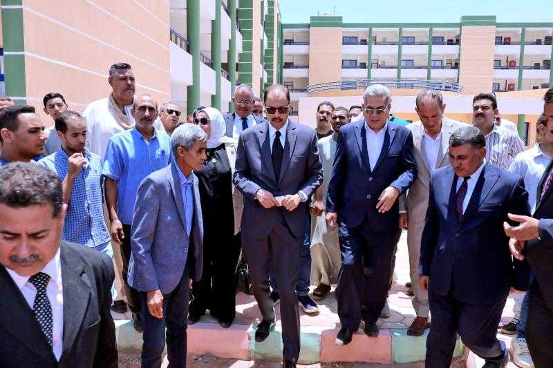 محافظ سوهاج يتفقد المدرسة المصرية اليابانية ويفتتح حديقة الزهور بجهينة