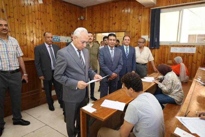 رئيس جامعة المنيا يواصل جولاته التفقدية لسير الامتحانات بكليتي العلوم والزراعة