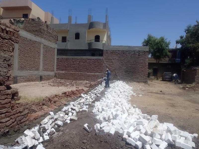 إزالة لبناء مخالف على مساحة ٢٠٠ متر مربع بأرمنت الحيط بالأقصر