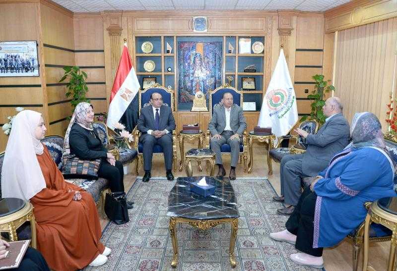 رئيس جامعة المنصورة يُكَرِّم طالبتين بكلية التربية للطفولة المبكرة لأمانتهما