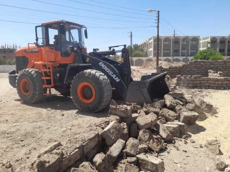 إزالة 3 حالات تعديات في حملة مكبرة بمدينة الطود بالأقصر