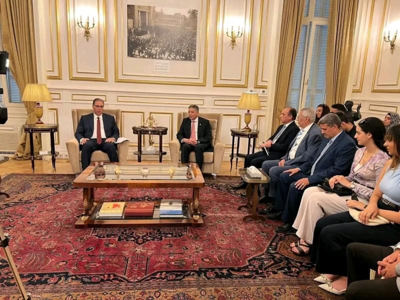 نائب وزير الخارجية يلتقي عددًا من أبناء الجالية المصرية في اليونان