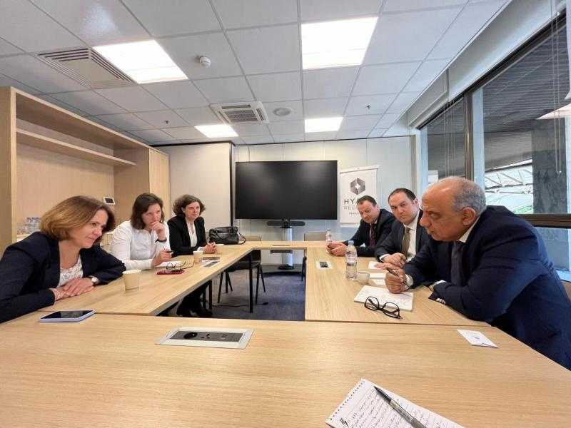 وزير الكهرباء يجتمع بمسئولي مجموعة ”E D F” الفرنسية لدعم وتعزيز التعاون والشراكة