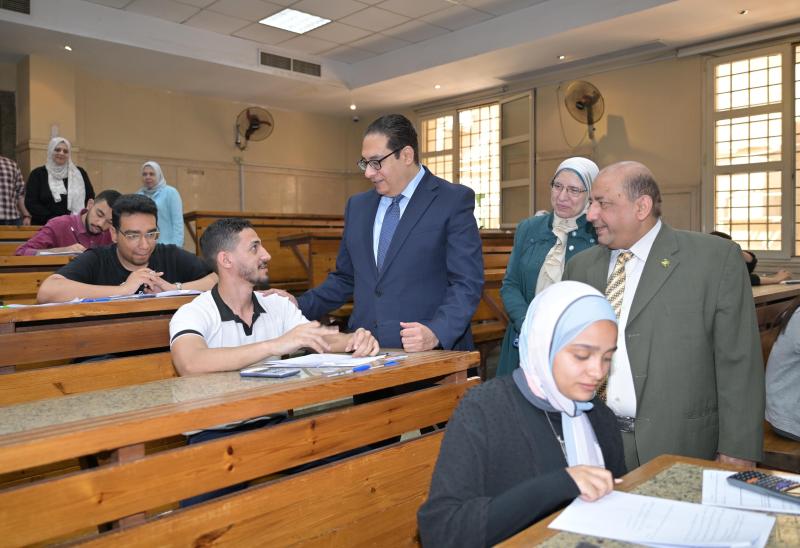 رئيس جامعة القاهرة يواصل جولاته الميدانية لتفقد سير أعمال الامتحانات بكليات الاقتصاد والعلوم السياسية والآداب والإعلام