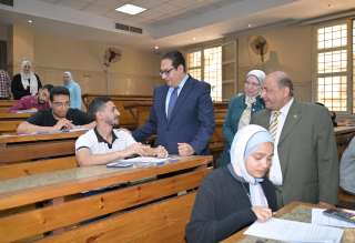رئيس جامعة القاهرة يواصل جولاته الميدانية لتفقد سير أعمال الامتحانات بكليات الاقتصاد والعلوم السياسية والآداب والإعلام
