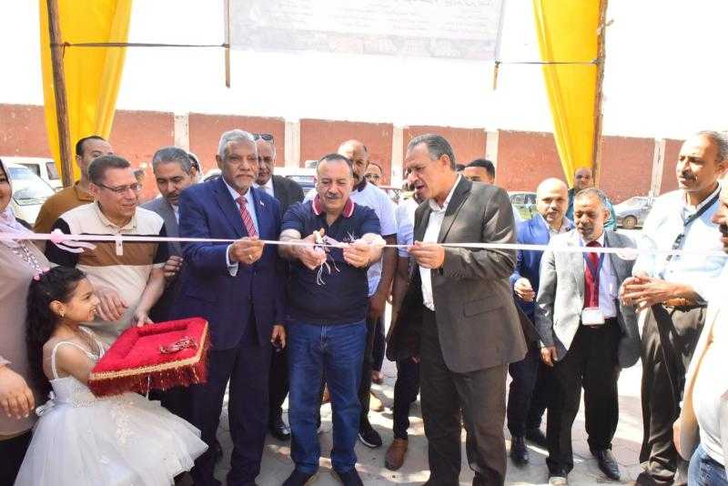 محافظ أسيوط يفتتح معرض اليوم الواحد لتوفير السلع الأساسية بأسعار مخفضة بنسبة تصل إلى 30%