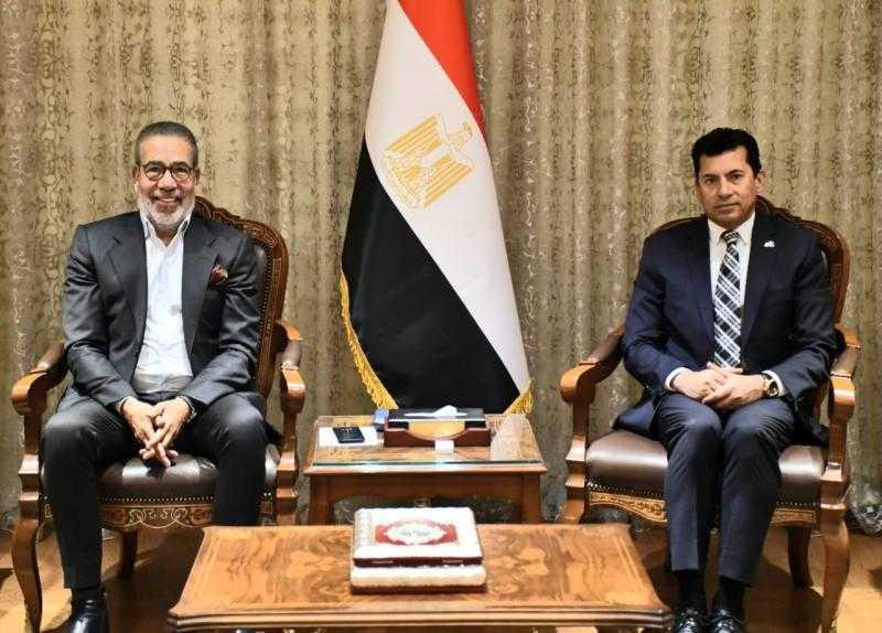 وزير الشباب والرياضة يبحث مع الكاتب مدحت العدل تطوير مسابقة ”إبداع” والتعاون في مسرحية غنائية لأم كلثوم