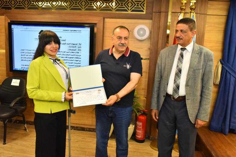 محافظ أسيوط يكرم موظفة بديوان المحافظة من ذوي الهمم